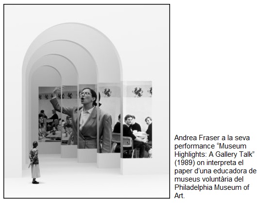 Andrea Fraser a la seva performance “Museum Highlights: A Gallery Talk” (1989) on interpreta el paper d’una educadora de museus voluntària del Philadelphia Museum of Art.