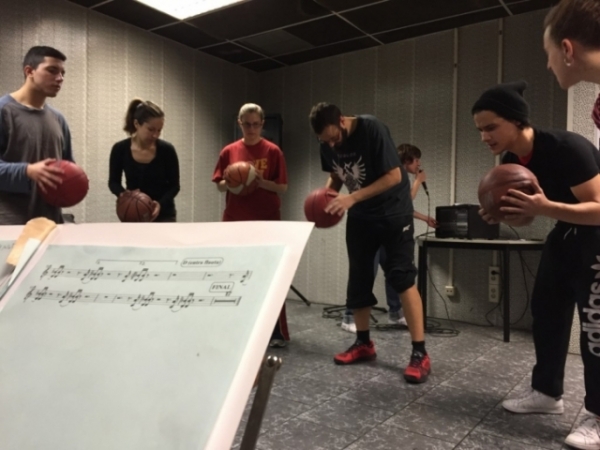 Josep Mª Aragay i els participants del projecte, en una gravació de Basket Beat
