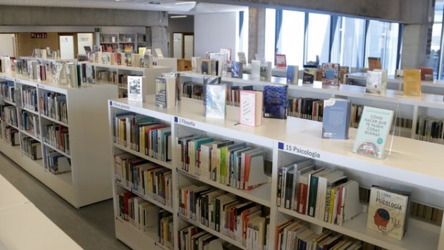Interior de la Biblioteca de les Franqueses del Vallès, inaugurada el maig del 2020 (ACN / Jordi Pujolar)