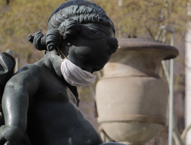 Una escultura, a plaça Catalunya, coberta amb mascareta, durant el confinament per Coronavirus Pol Rius
