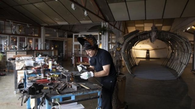 El escultor Marcos Romero trabajando en su taller del edificio Freixas, una antigua nave industrial. Ana Jiménez