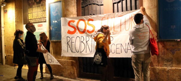 Un grup de treballadors de la cultura penjant una pancarta al Teatre Metropol de Tarragona