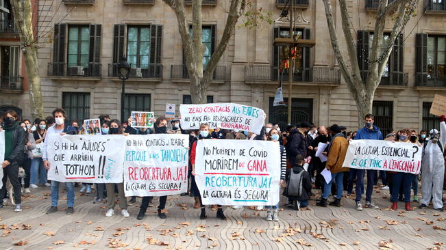 Treballadors de la cultura en una nova protesta davant el departament de Cultura aquest dijous / PAU CORTINA / ACN