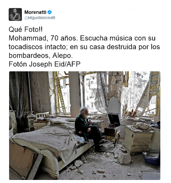 Mohammad, 70 años. Escucha música con su tocadiscos intacto; en su casa destruida por los bombardeos, Alepo. @MiguelMorenatti